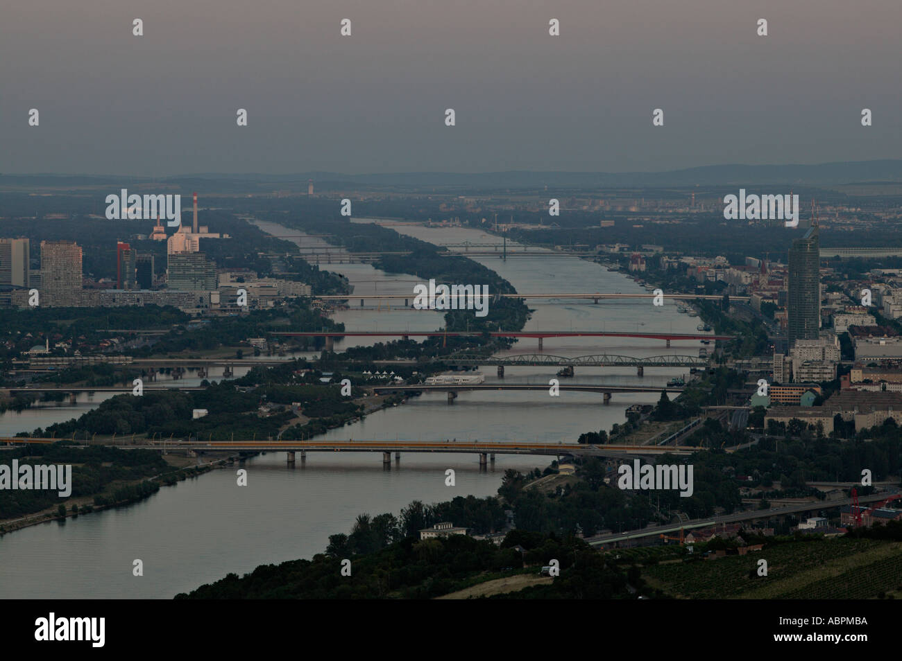 Ponts sur le Danube à Vienne Autriche Europe Banque D'Images