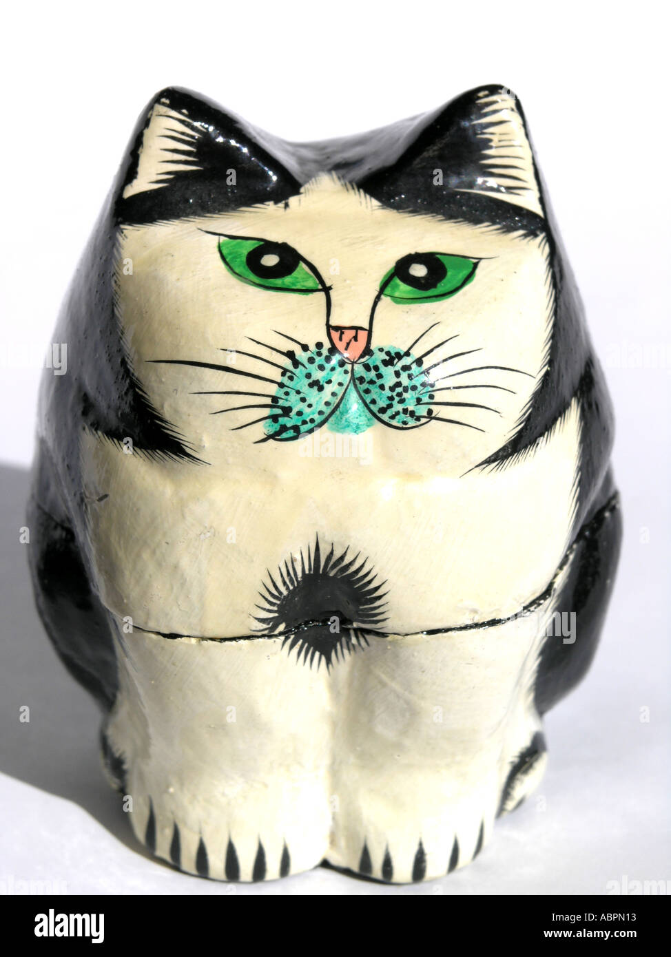 Chat noir et blanc modèle décoratif en papier mâché contre Banque D'Images