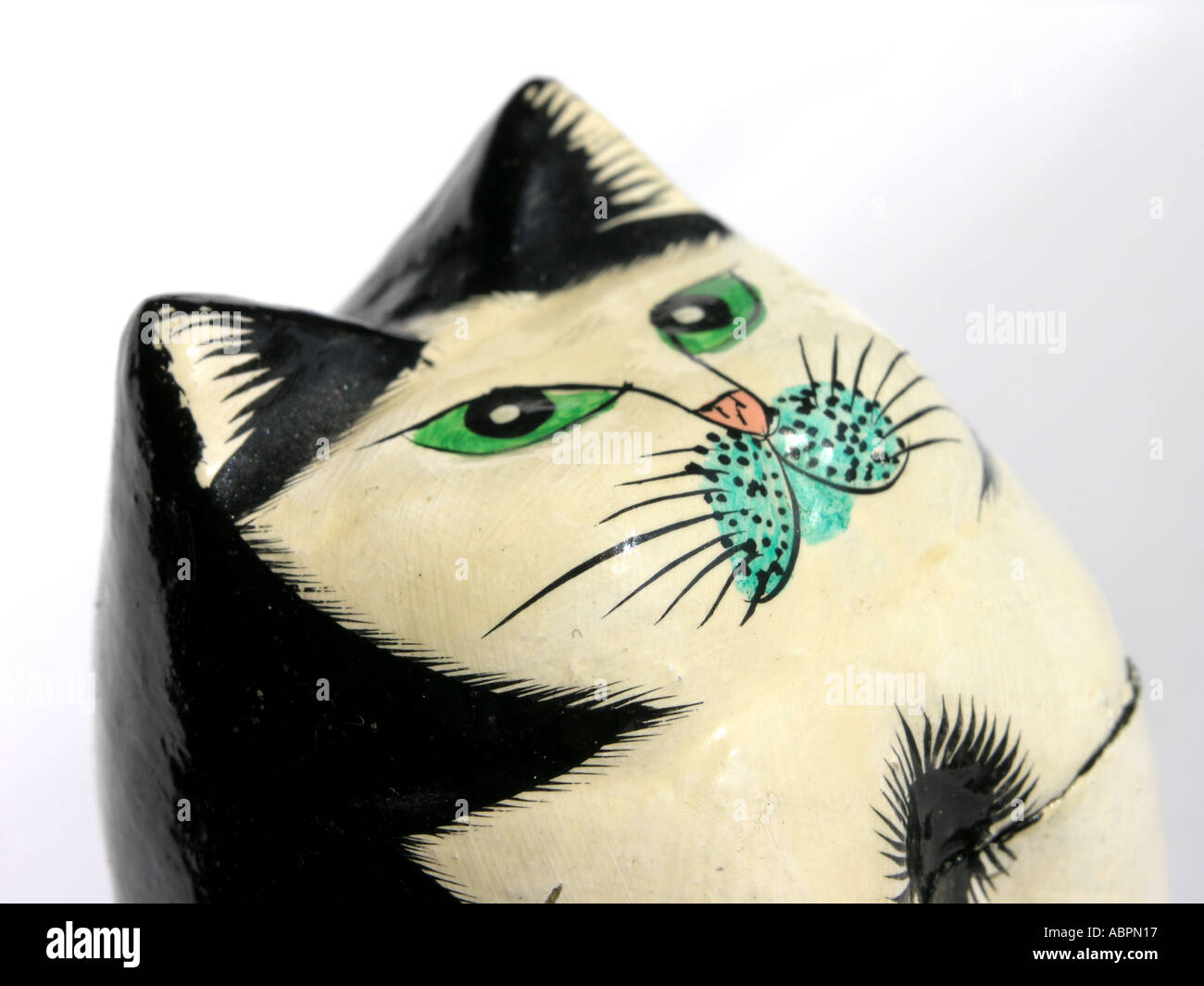 Chat noir et blanc modèle décoratif en papier mâché contre Banque D'Images