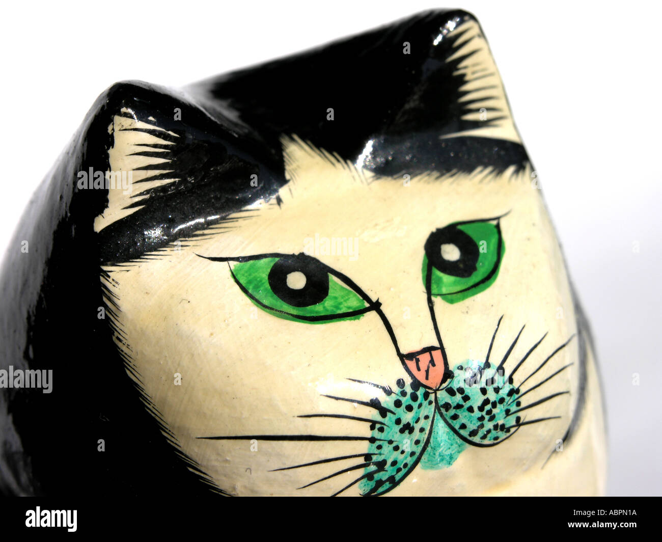 Chat noir et blanc modèle décoratif en papier mâché contre Banque D'Images