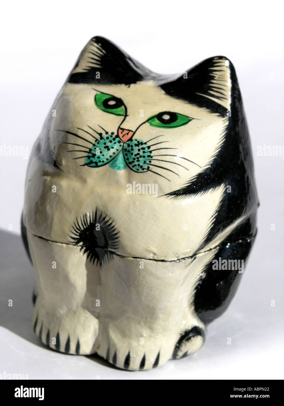 Chat noir et blanc modèle décoratif en papier mâché contre Banque D'Images