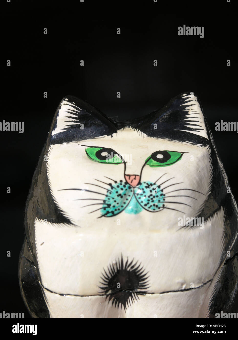 Chat noir et blanc modèle décoratif en papier mâché contre Banque D'Images