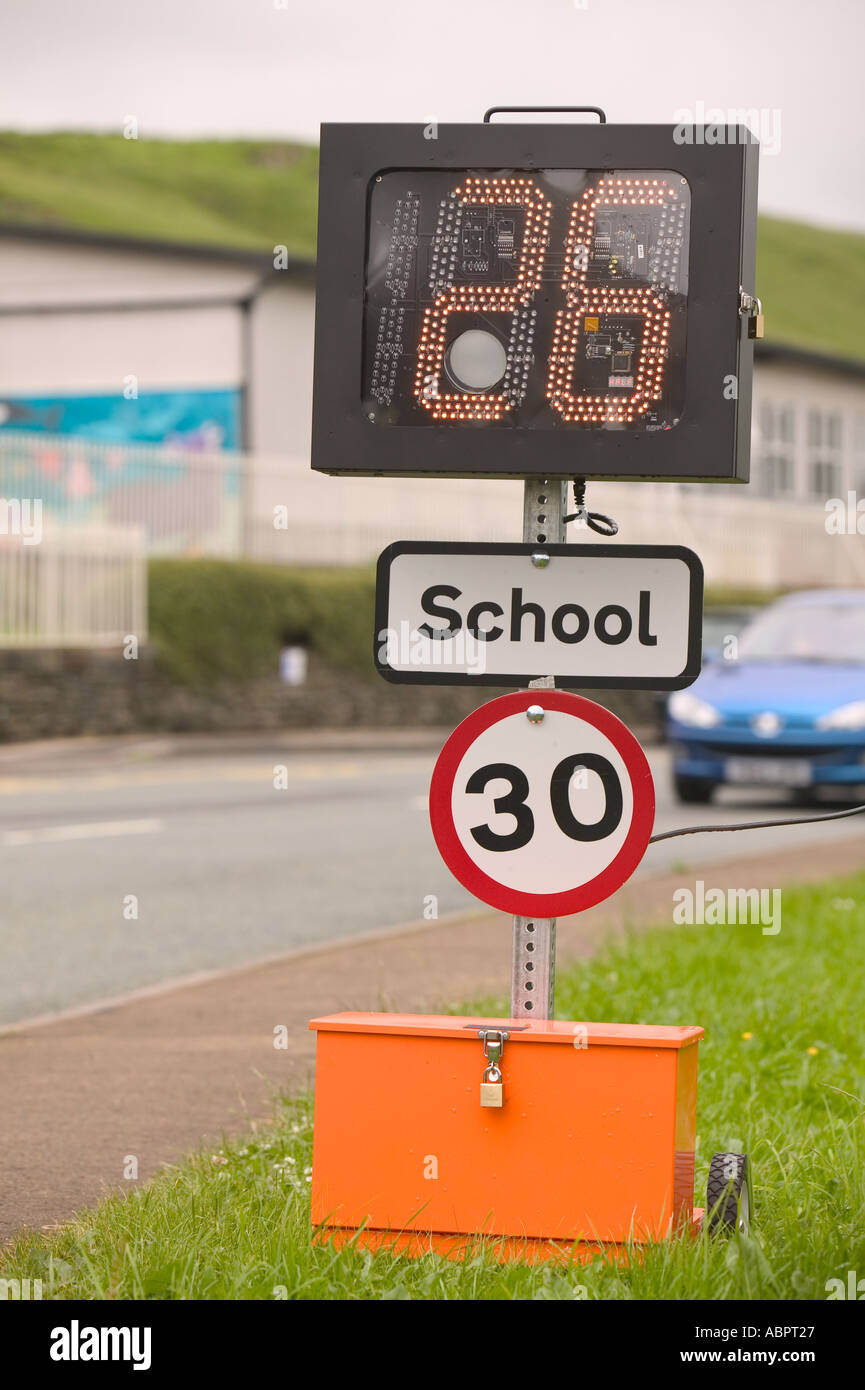 Dispositif pour surveiller la vitesse des automobilistes passé une école à Tebay Cumbria dans une initiative de sécurité routière Banque D'Images