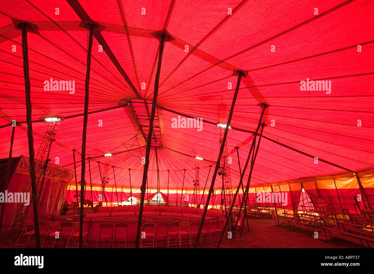 L'intérieur du chapiteau de pierre jolly s circus Banque D'Images