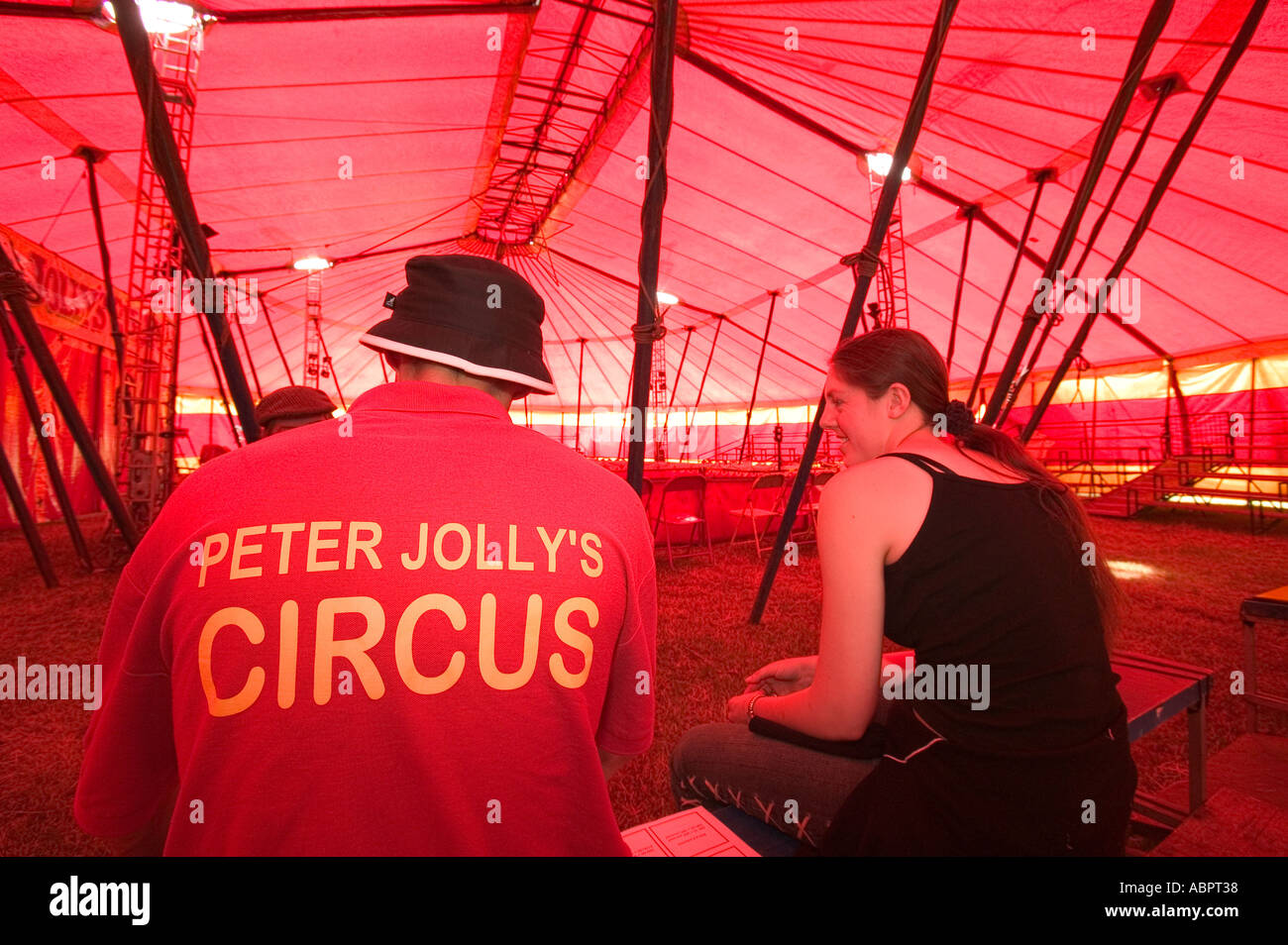 Les artistes de cirque à l'intérieur du chapiteau de pierre jolly s circus Banque D'Images