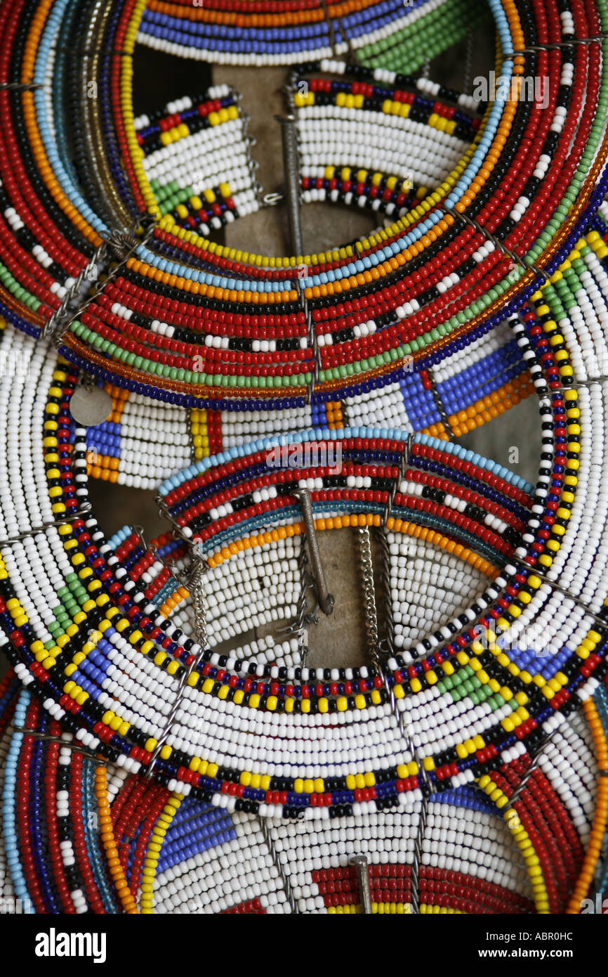 La tribu Masai cou bijoux décoration dans un marché africain Banque D'Images