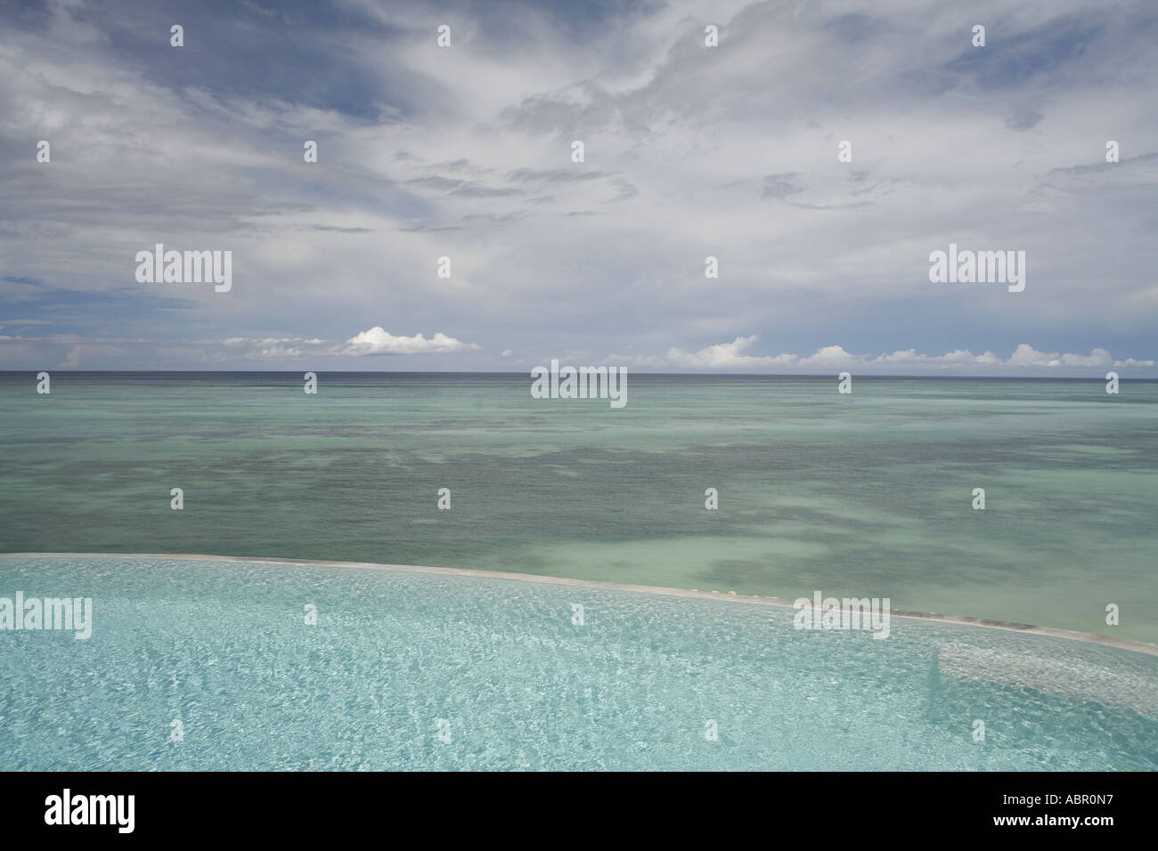 Donnant sur la piscine à débordement et l'Océan Indien à la Shooting Star Inn à Zanzibar Banque D'Images