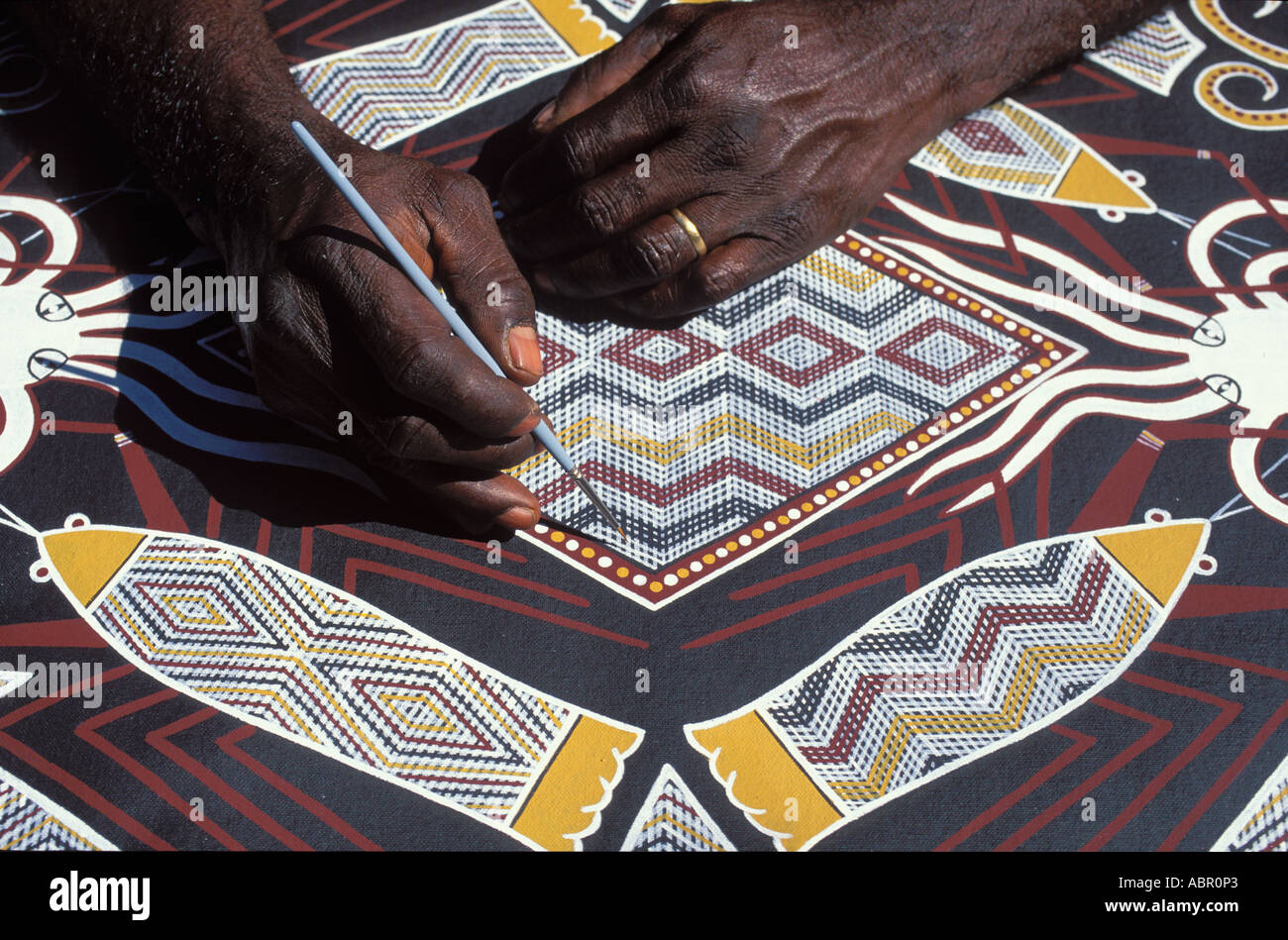 L'artiste autochtone Yumbulul Terry peinture sur Galiwinku island Banque D'Images