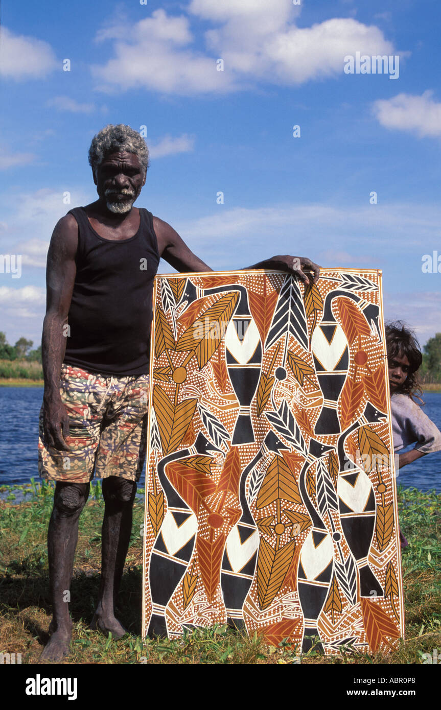 L'artiste autochtone George Milpurrurru avec sa peinture sur écorce d'ArnhemLand Magpie Geese Banque D'Images