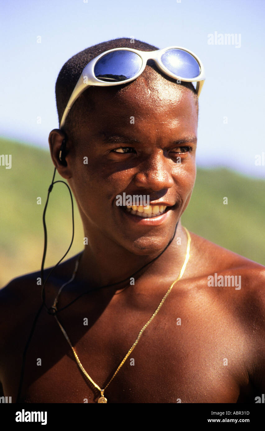 Búzios, Brésil. Jeune homme avec des lunettes de soleil sur sa tête portant  de l'or de la chaîne stéréo et du cou Photo Stock - Alamy