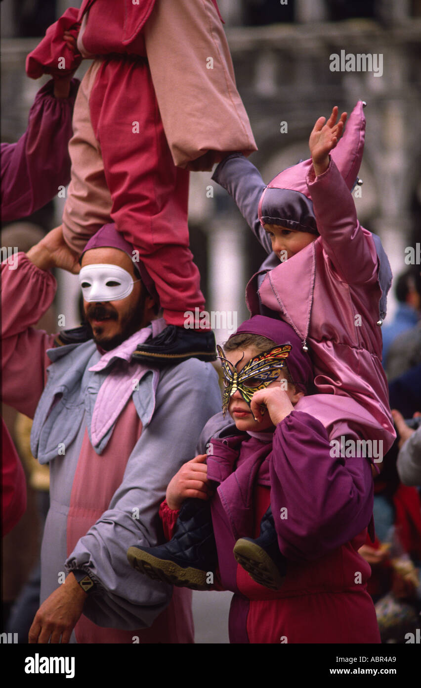 La scène du carnaval de Venise de la famille vêtus de costumes correspondant sans poignée ou bouffons Banque D'Images