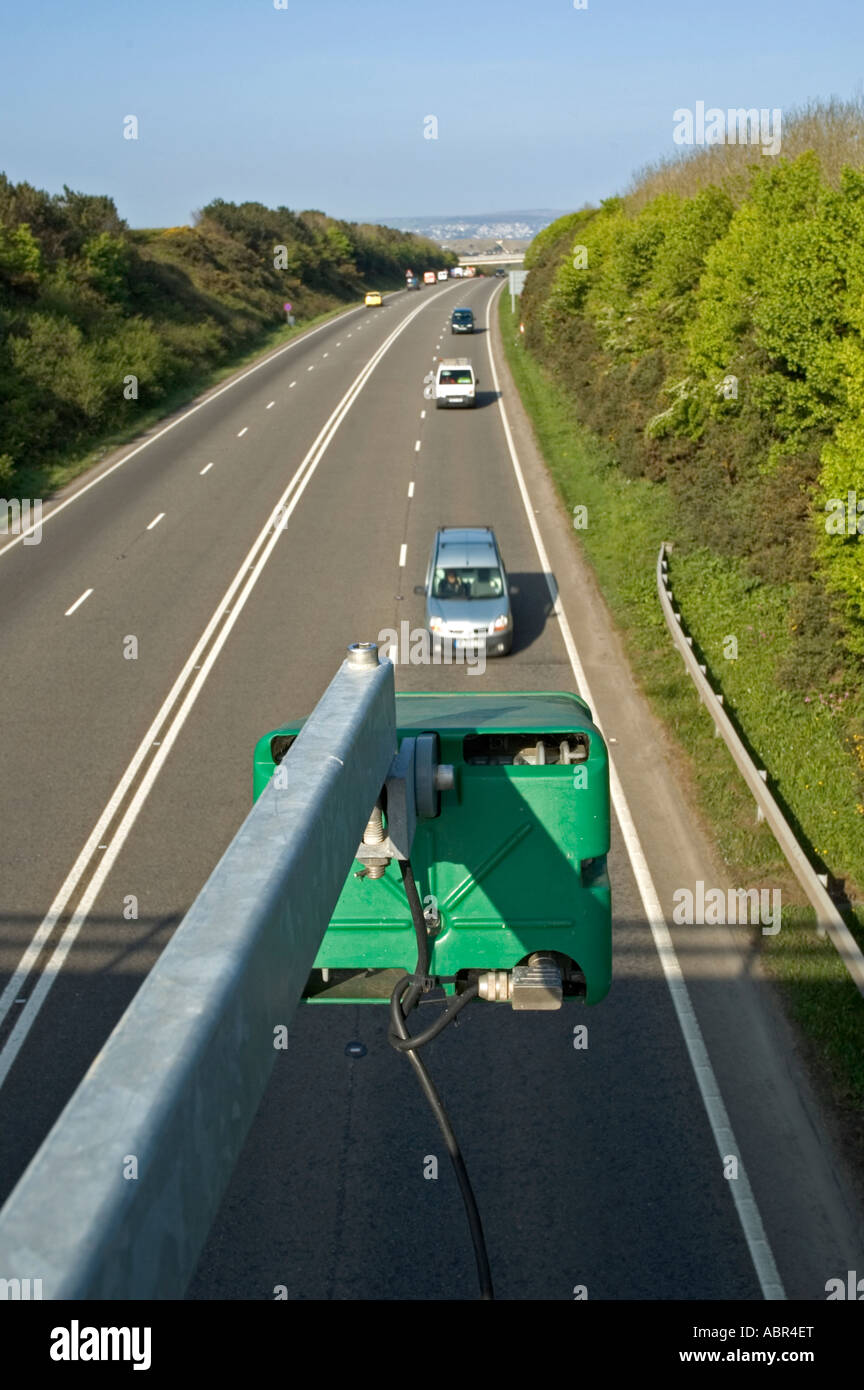 Une caméra de contrôle de la circulation sur un pont au-dessus de l'A30 près de Hayle en Cornouailles, Royaume-Uni Banque D'Images