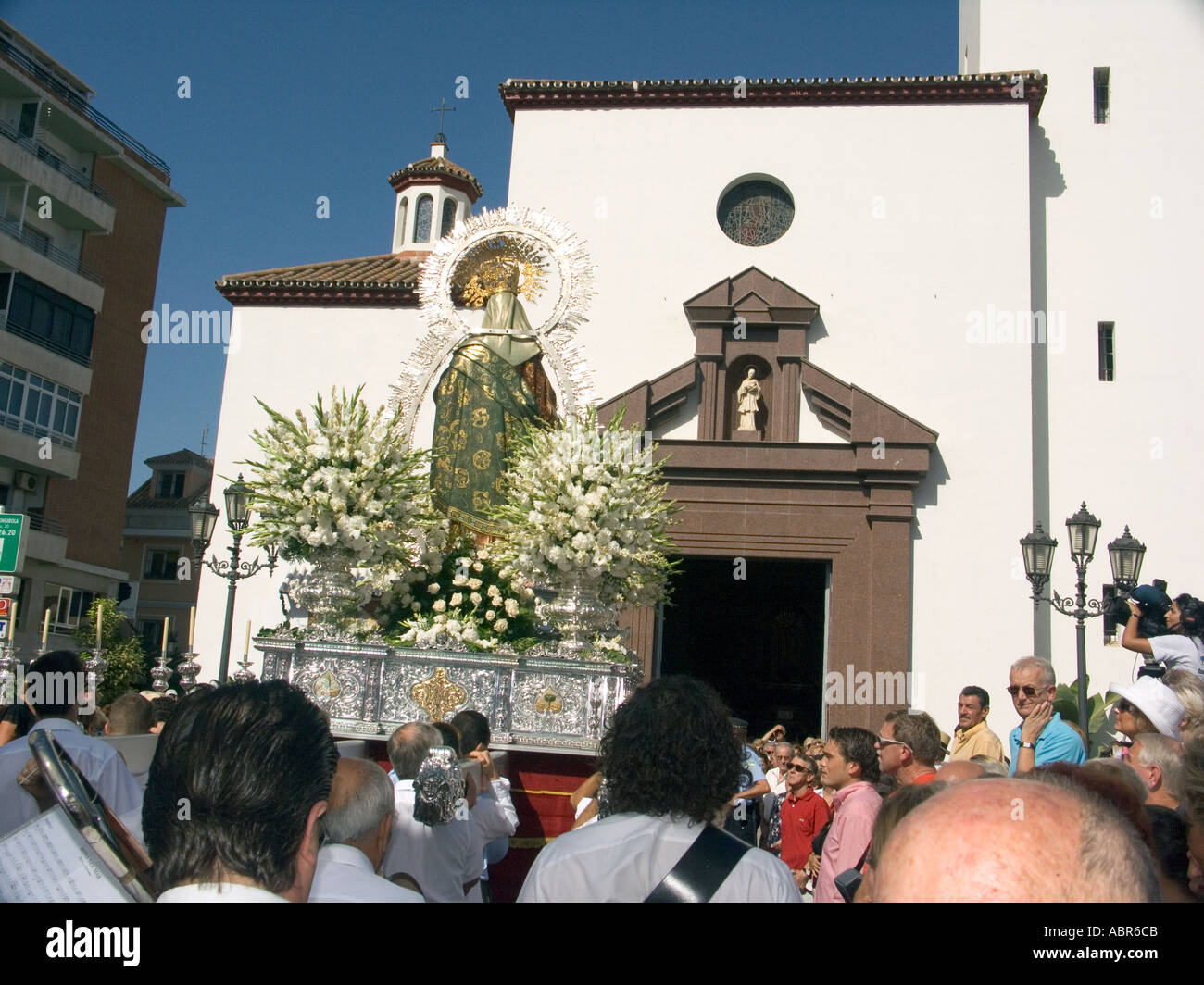 Discours du Trône de la Vierge Marie et l'enfant d'être transporté par les porteurs du trône en face de la Iglesia del Rosario, Fuengirola, Espagne Banque D'Images