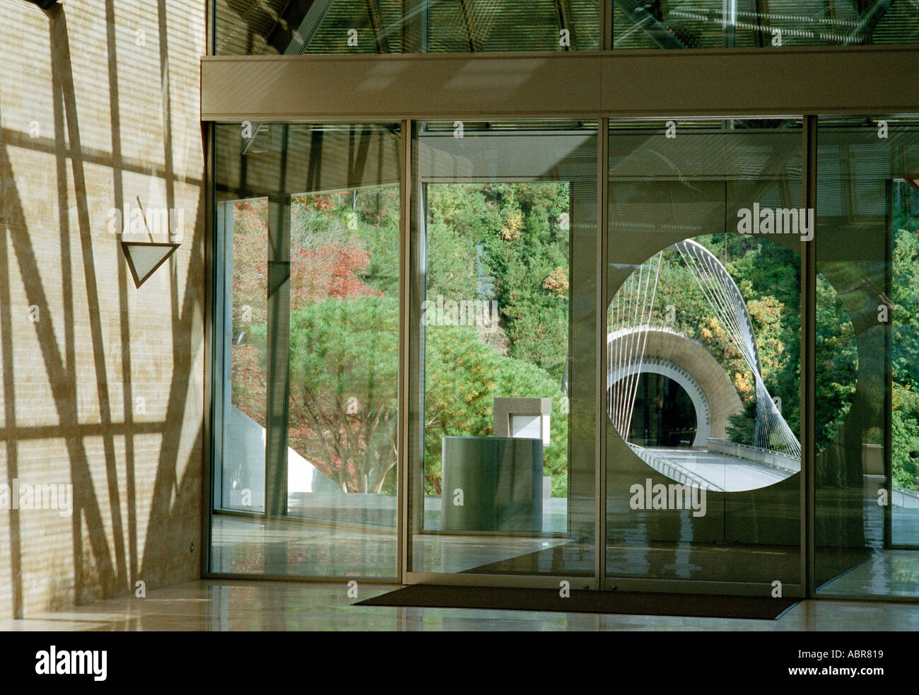 De l'intérieur et l'extérieur du Musée Miho l Î.-GI dans la préfecture de Shiga, Japon Montagnes Banque D'Images