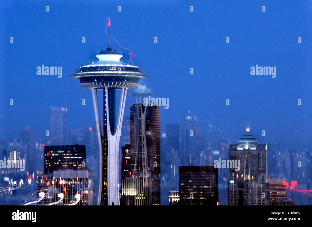 Seattle Space Needle de nuit hors focus Banque D'Images