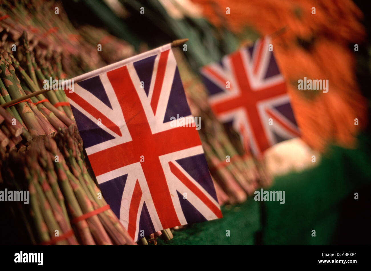 Drapeaux Union Jack britannique de marquage des légumes sur l'affichage à Borough Market, Southwark, Londres, Angleterre Banque D'Images