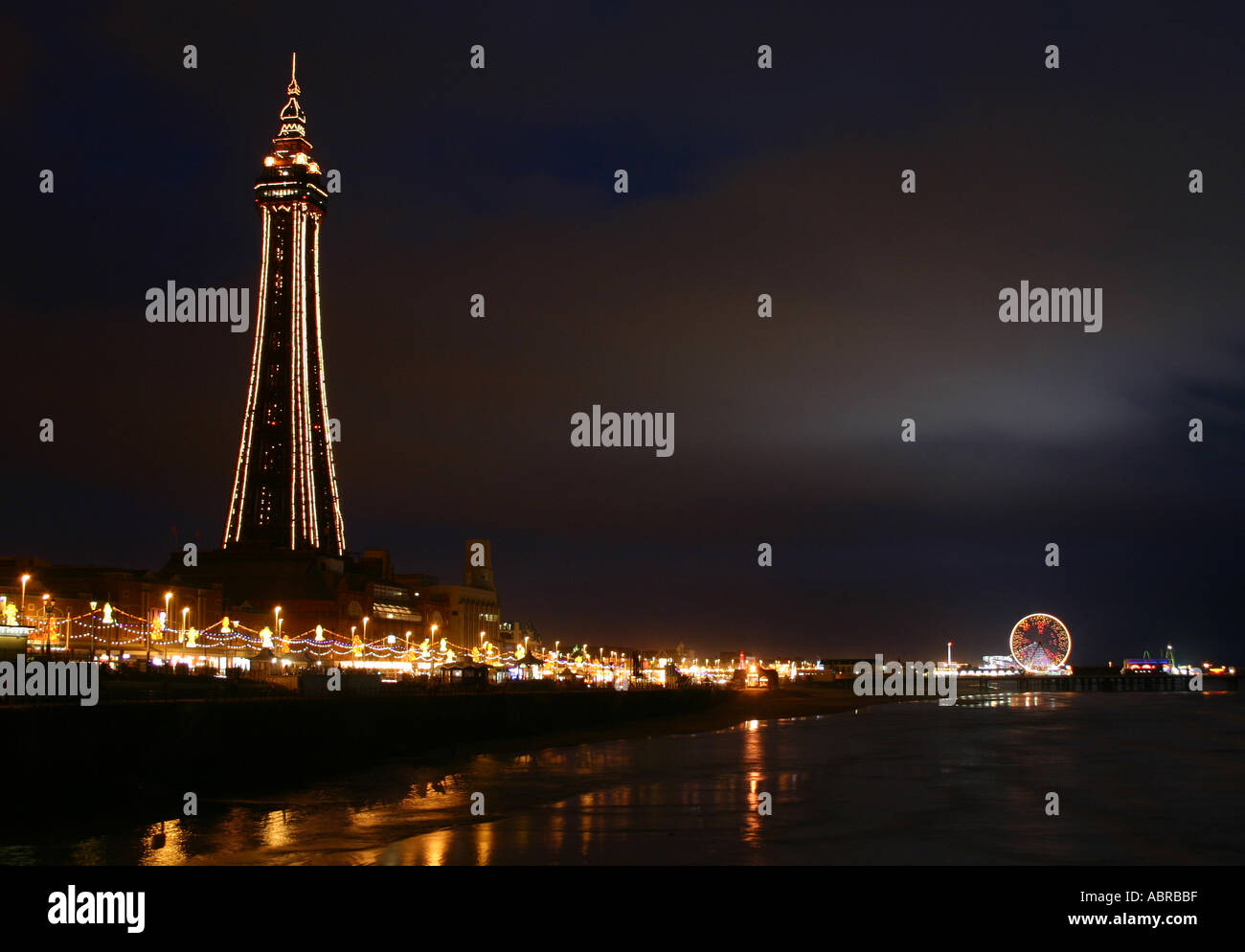La tour de Blackpool et illuminations de nuit Banque D'Images