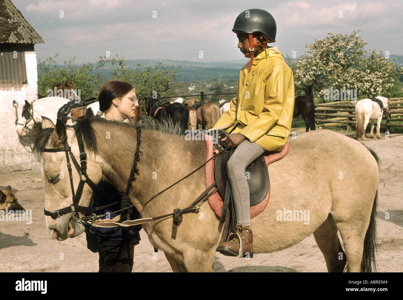 Petit Enfant D'aller À Cheval Banque D'Images et Photos Libres De Droits.  Image 5190656