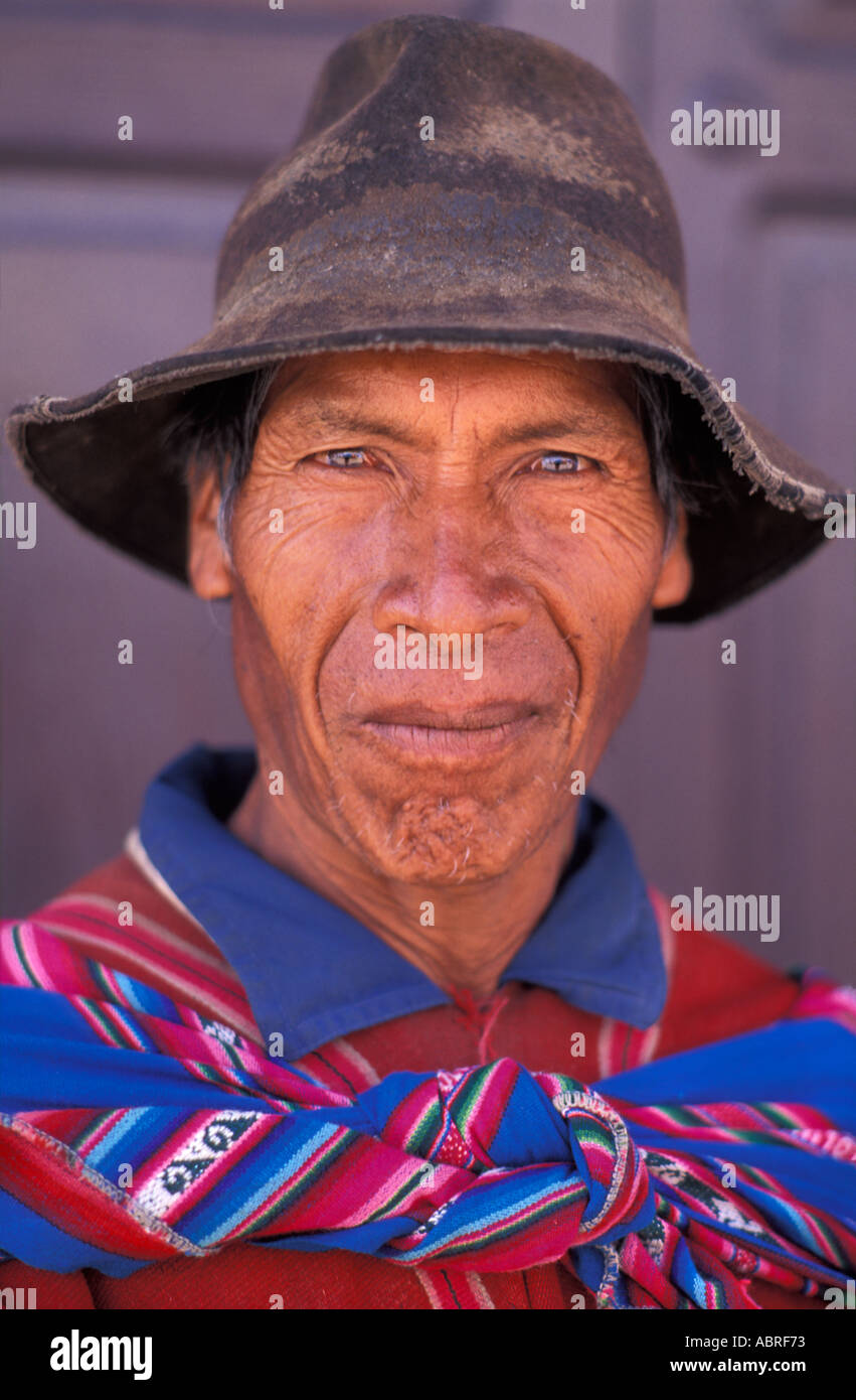 Portrait d'un homme Quechua Tarabuco costume tribal est célèbre pour son marché du dimanche s'Amérique latine Bolivie Banque D'Images