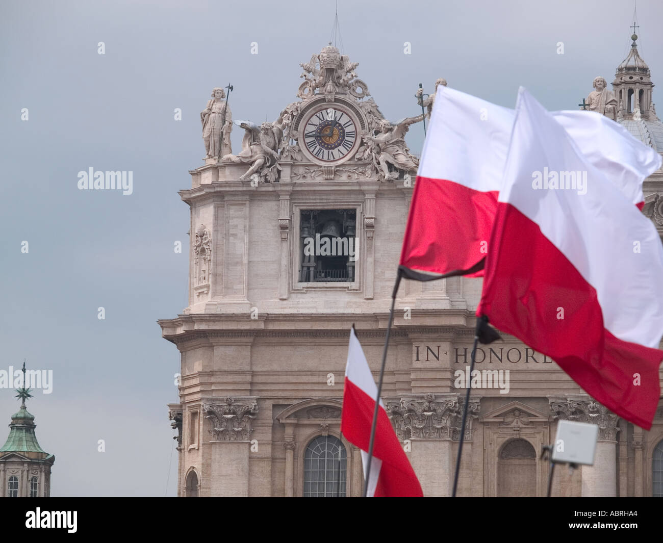 Drapeaux polonais dans la brise comme les cloches à St Peter s sans frais à la fin du Pape Jean Paul ll s funeral Banque D'Images