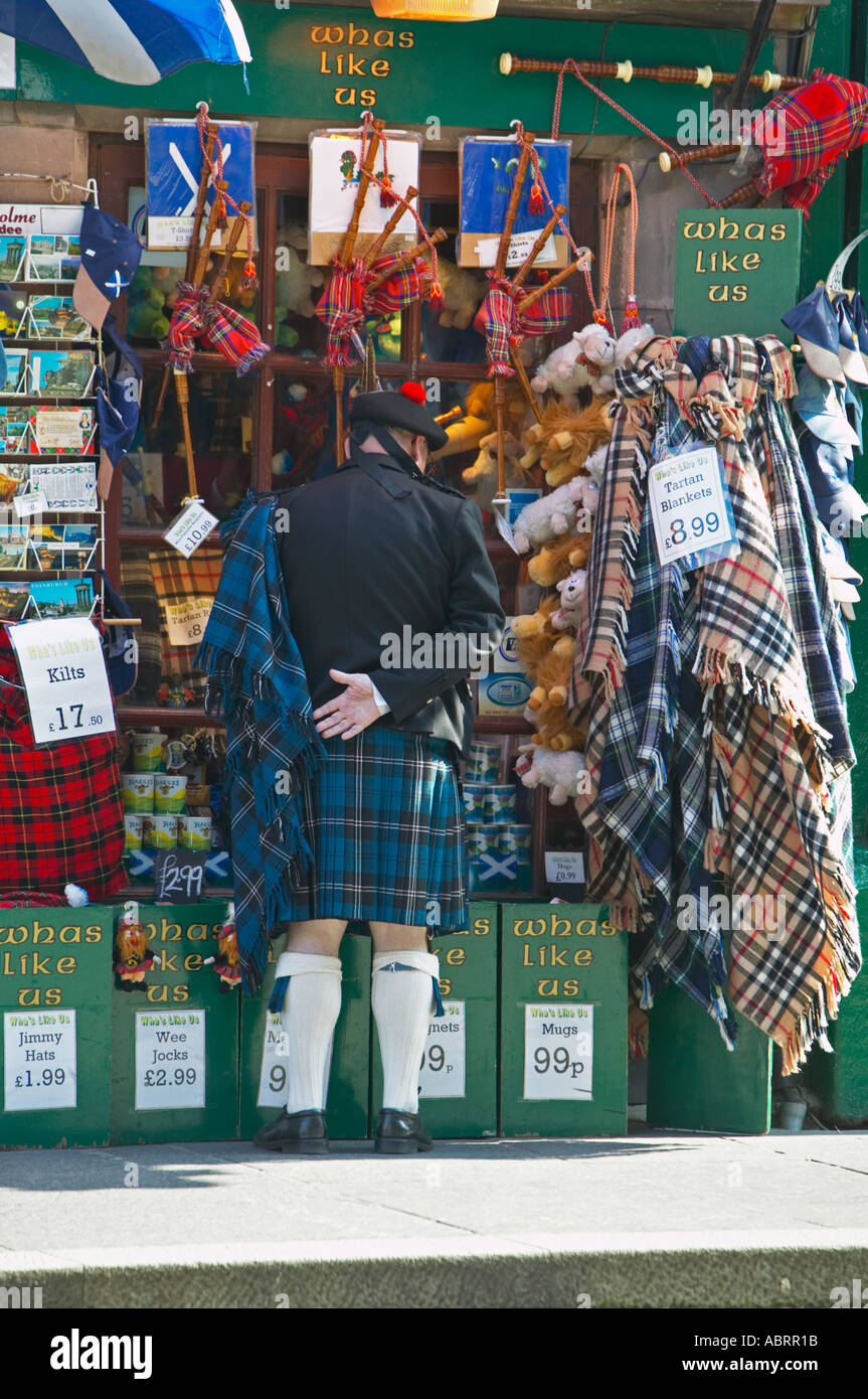 Edimbourg, Ecosse. Homme portant un kilt window shopping à une boutique de cadeaux sur le Royal Mile Banque D'Images