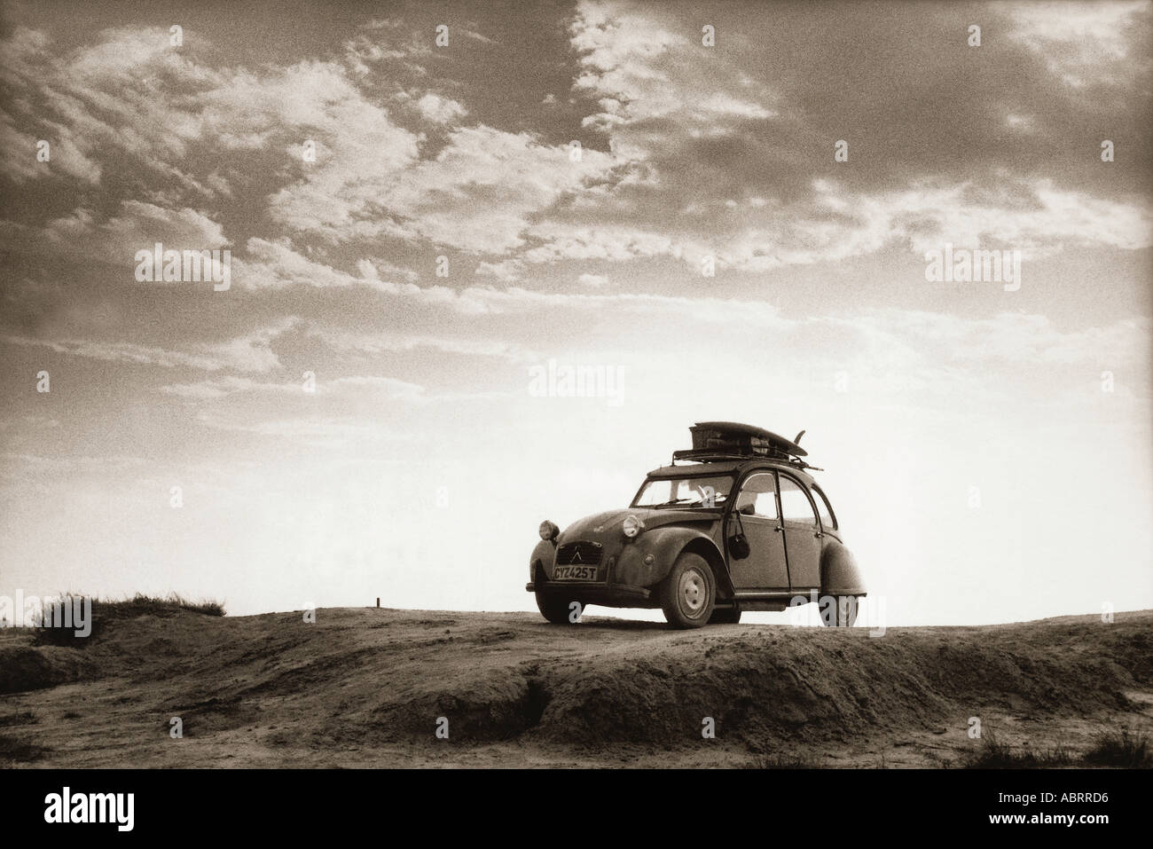 Citroen voiture sur plage avec des planches sur le toit Banque D'Images