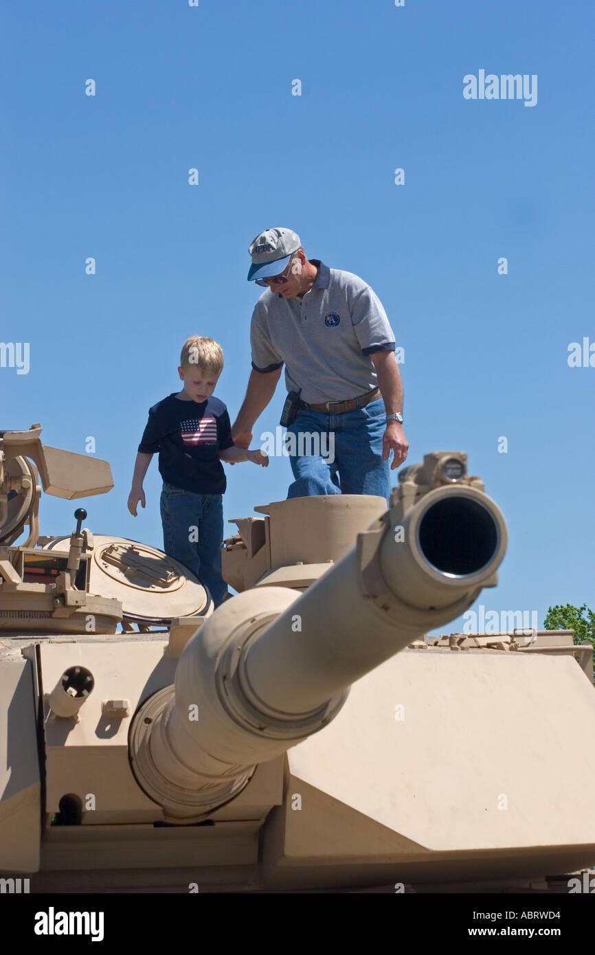 Les enfants explorent les équipements militaires Banque D'Images