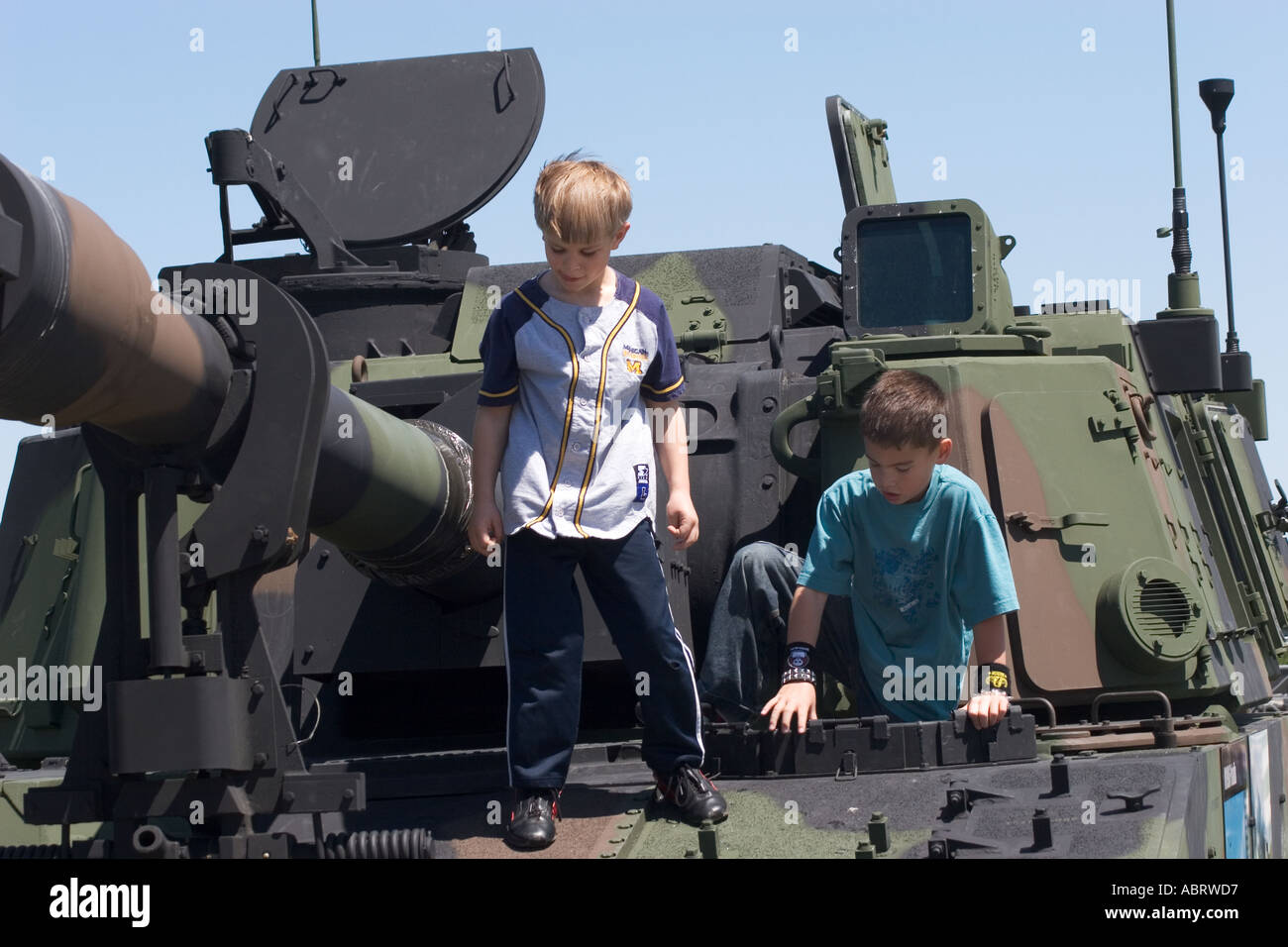 Les enfants explorent les équipements militaires Banque D'Images