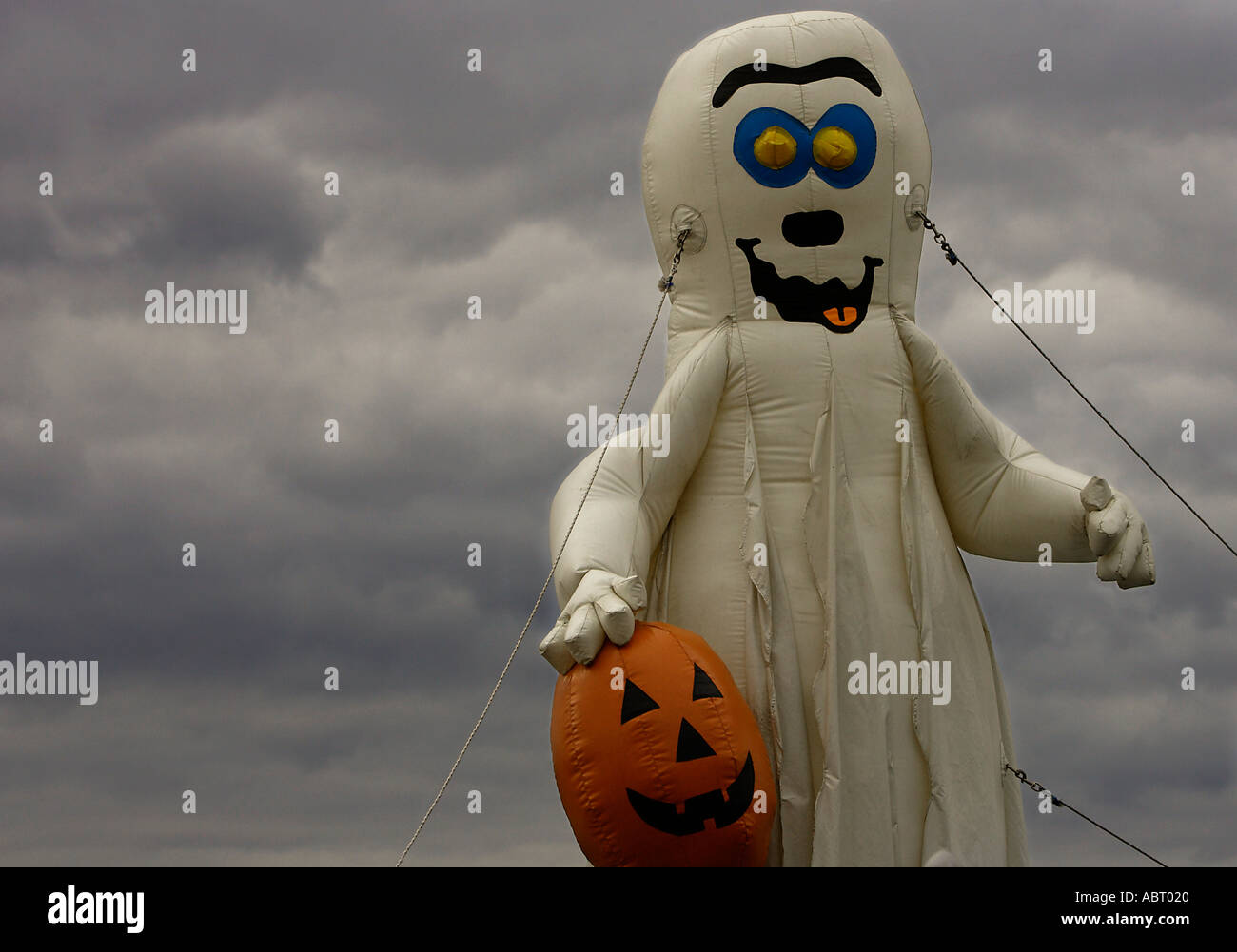 Ghost gonflable tenant une citrouille Halloween Banque D'Images