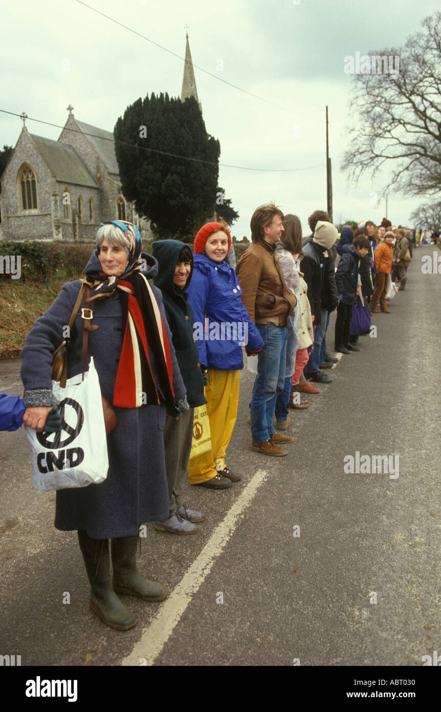 Campagne du CND de Pâques pour le désarmement nucléaire Aldermaston Berkshire 1983 Les Manifestants tiennent les mains d'une chaîne humaine des années 1980 HOMER SYKES au Royaume-Uni Banque D'Images