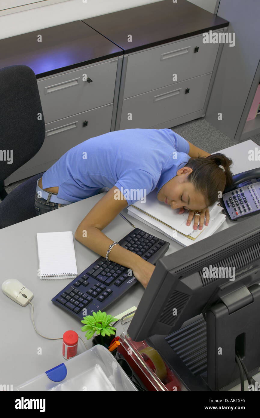 Person slumped at their desk Banque de photographies et d'images à haute  résolution - Alamy