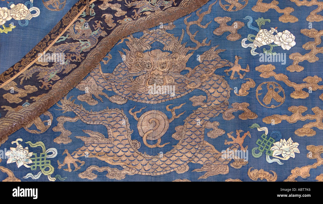 Détail de la Chine d'un dragon en brocart robe somptueuse avec fils d'or et de la soie sur une tapisserie en soie motif indigo Kesi Banque D'Images