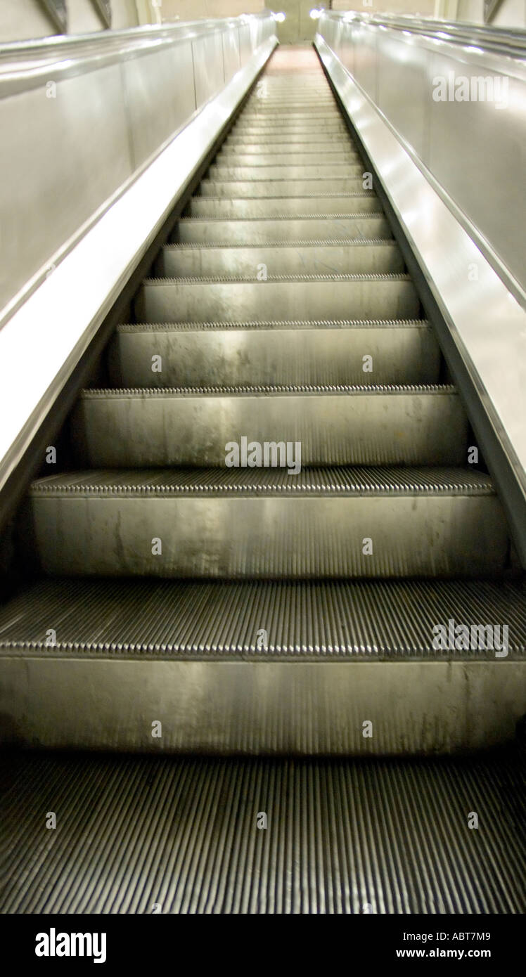 Sur l'escalator du métro de Londres Londres Angleterre Royaume-Uni Banque D'Images