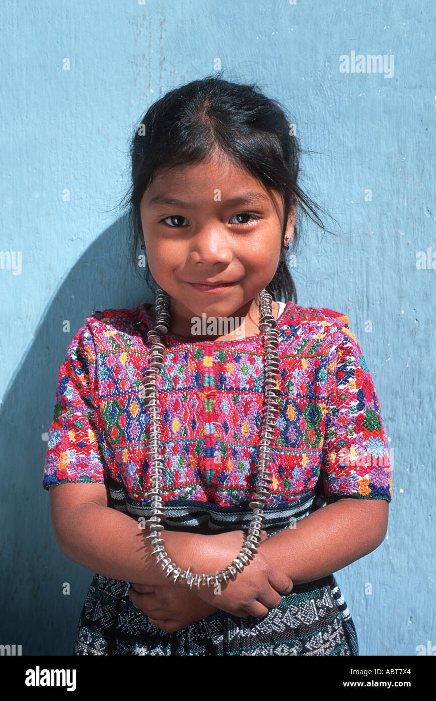 Portrait d'une jeune fille Maya en costume traditionnel stlye de sa communauté San Pedro Sacatepequez Guatemala Amérique Centrale Banque D'Images