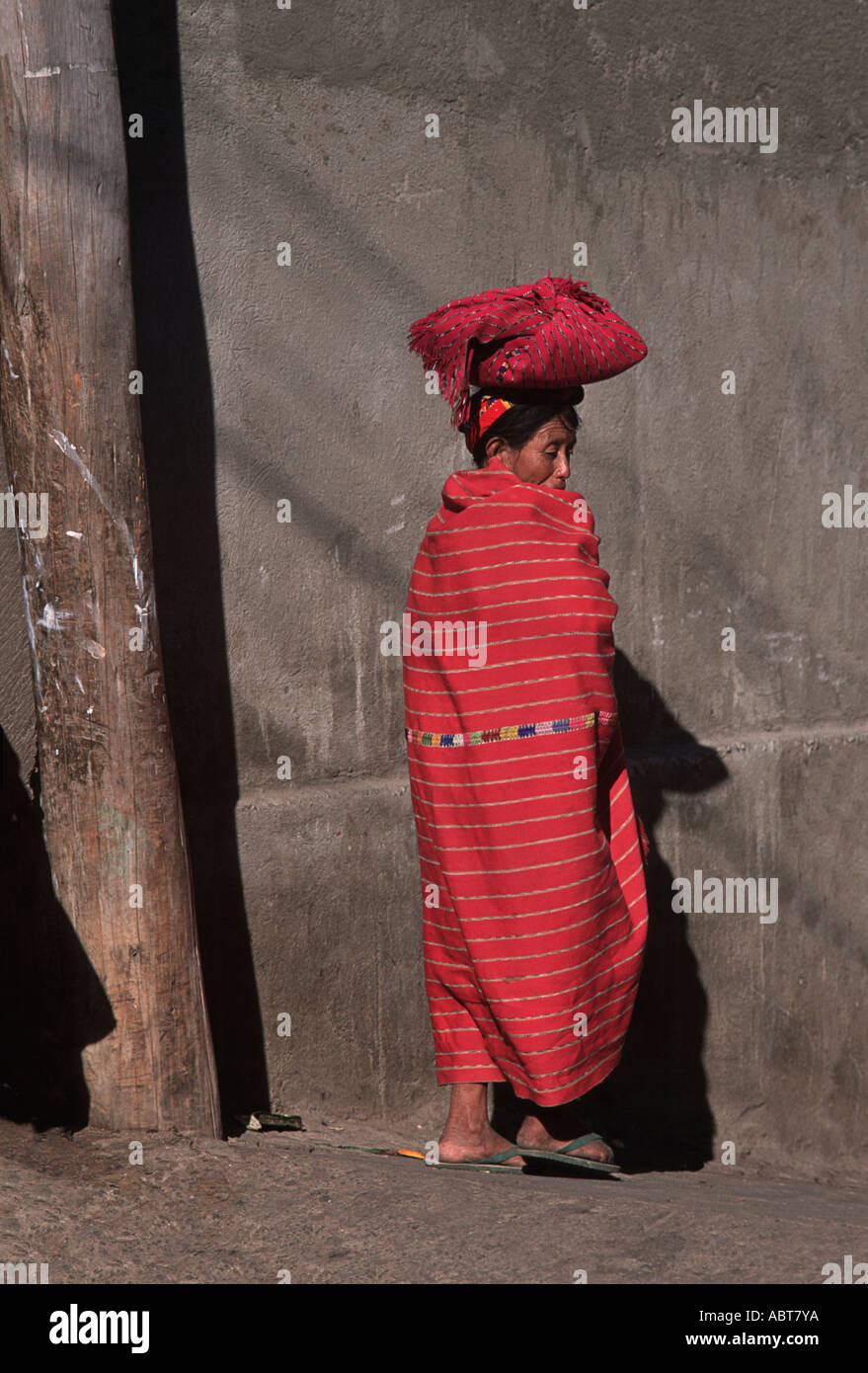 GUATEMALA Femme de Zunil enveloppée dans un châle stlye local distinctif Zunil montagnes du Guatemala Amérique Centrale Banque D'Images