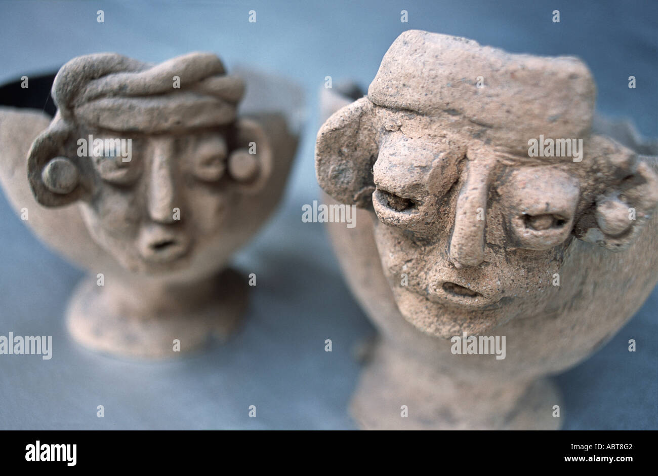 La poterie antique Maya du Guatemala à la musée local Uaxactun El Peten au Guatemala Banque D'Images