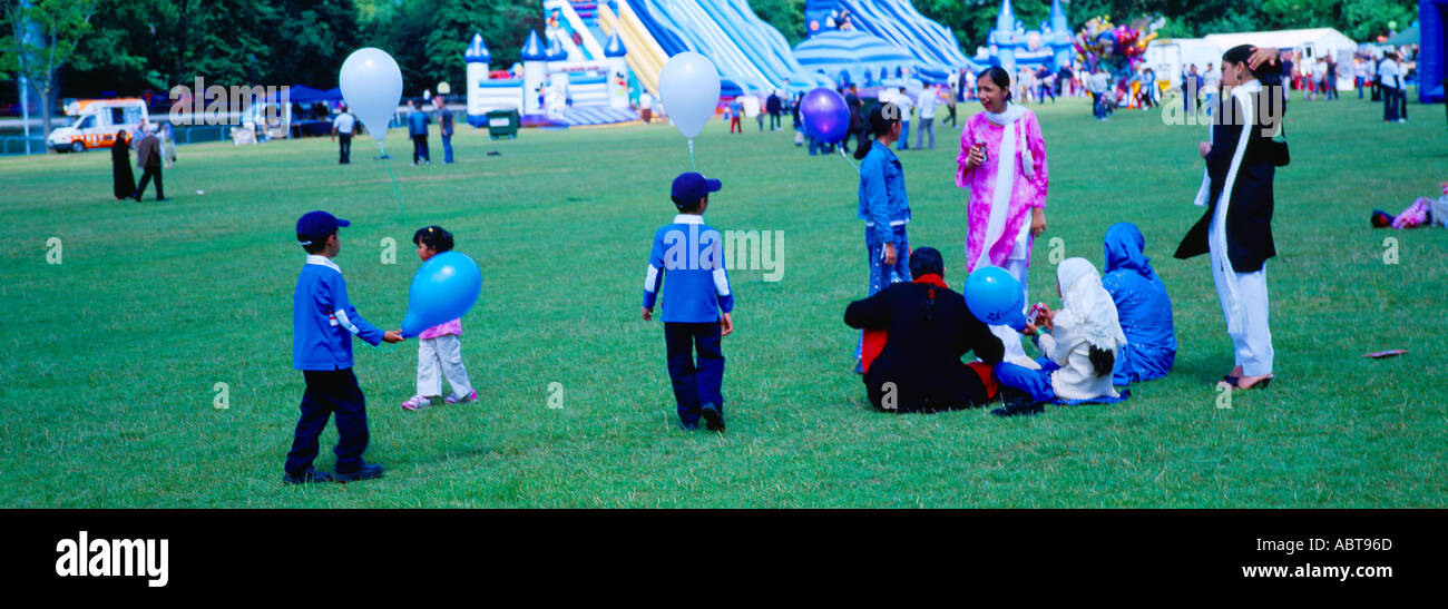 Eid Eid Mela Enfants familles musulmanes juste avec des ballons à Birmingham West Midlands England Banque D'Images