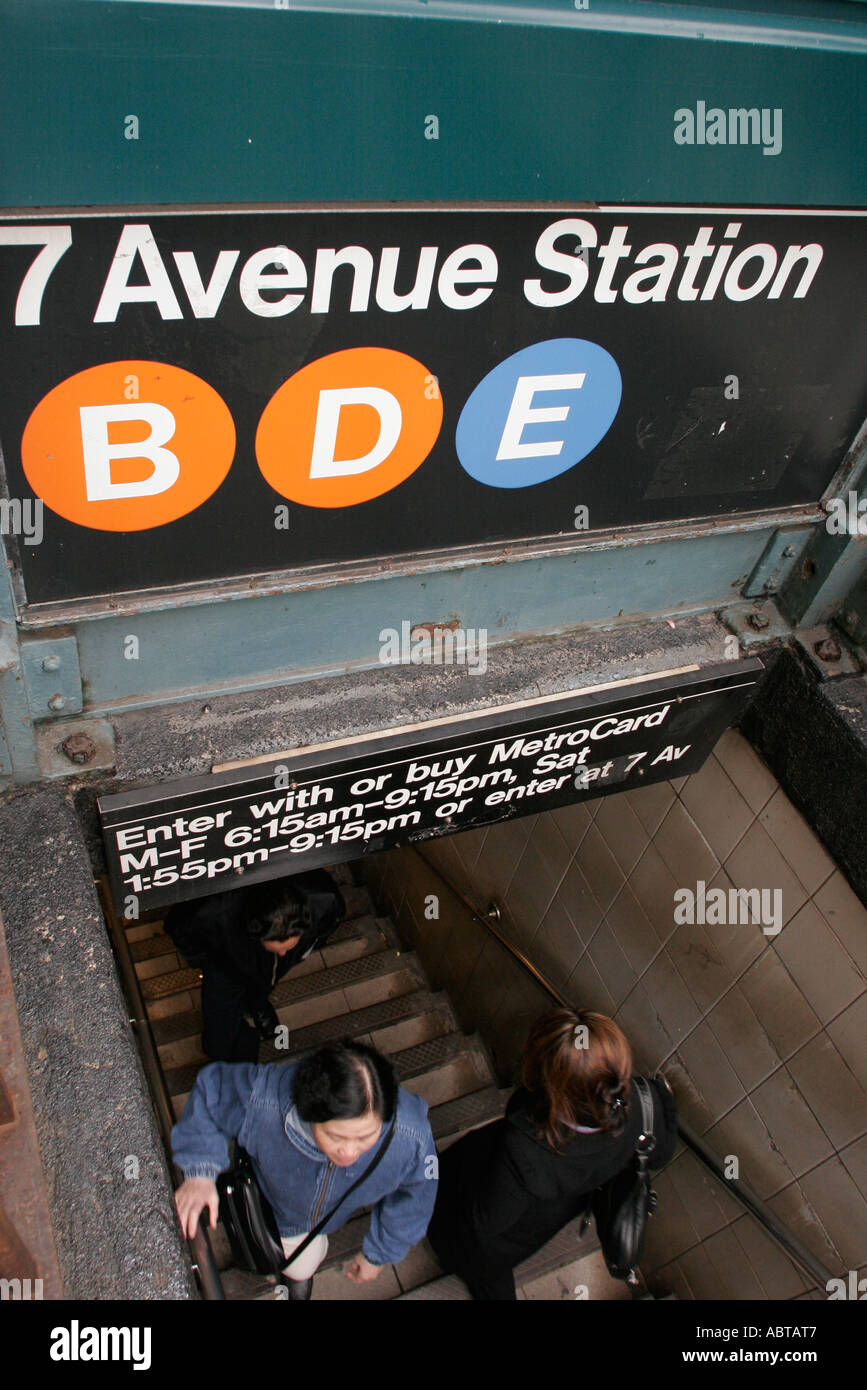 New York City,NY NYC,Manhattan,7th Avenue,50th Street,entrée station de métro,panneau,lignes B,D,E,NY060405054 Banque D'Images