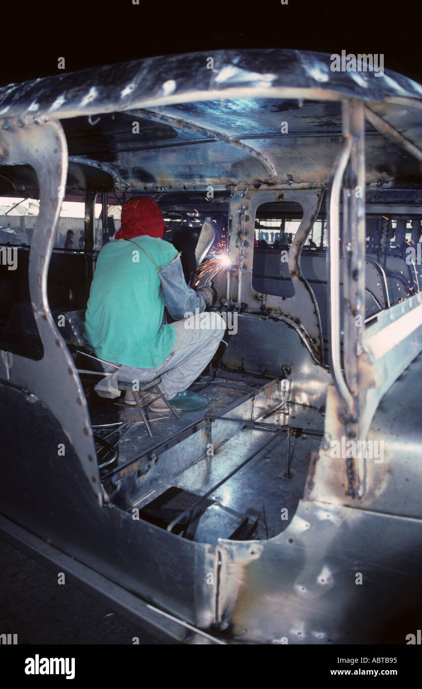 Carrosserie soudure à Saro Jeepney Philippines l'île de Luzon Manille en usine Banque D'Images