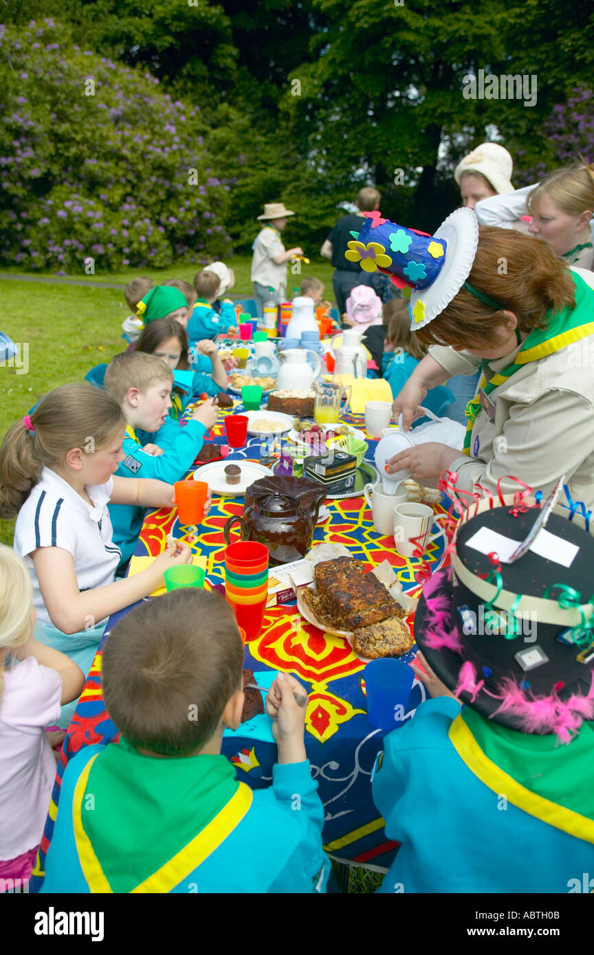 Scouts et louveteaux Mad Hatters bénéficiant d''un plateau de travail à un événement de campagne Banque D'Images