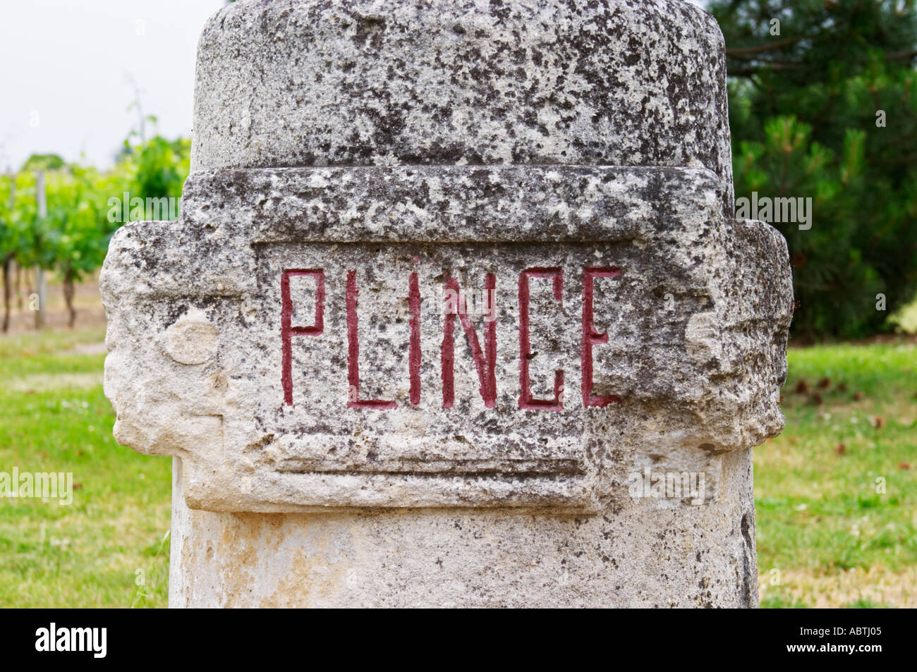 Un pilier en pierre portant (chateau) Plince Pomerol peint en rouge Bordeaux Gironde Aquitaine France Banque D'Images