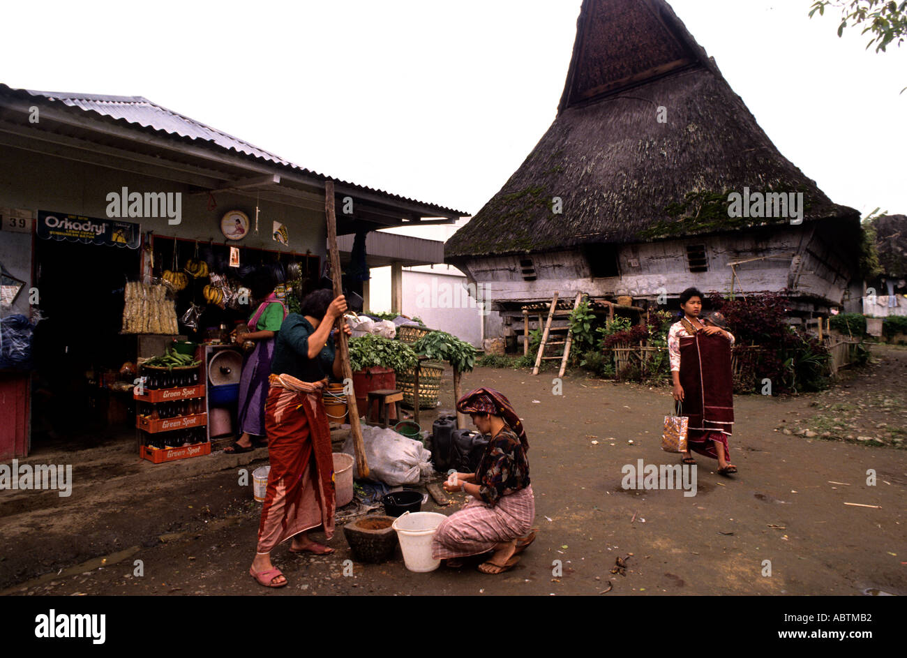 Long House Karo Batak Ajijulu Batak, tribus Batak, lac Toba, Sumatra, Indonésie Banque D'Images Long House Karo Batak Ajijulu Batak, tribus Batak, lac Toba, Sumatra, Indonésie Banque D'Images