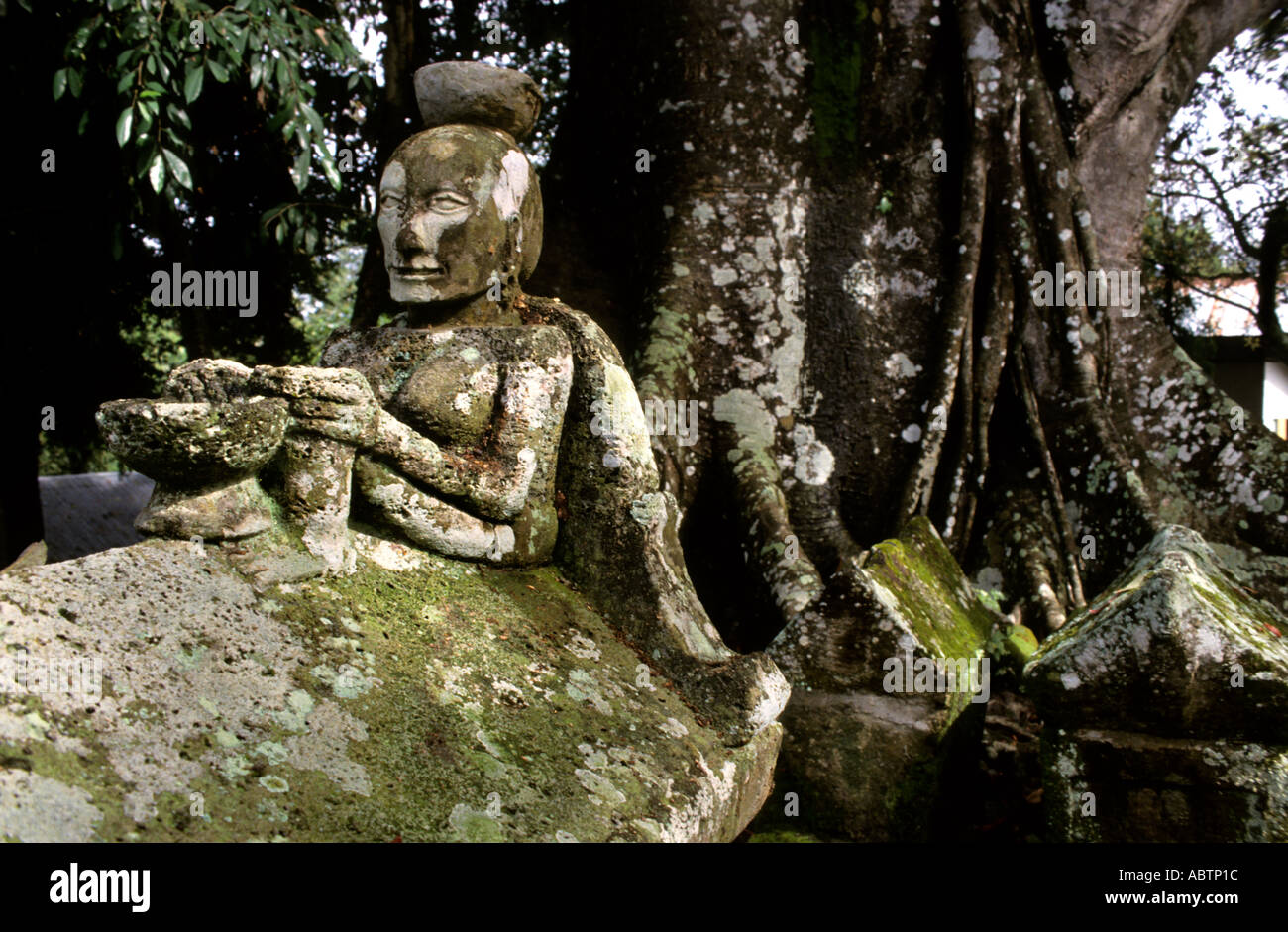 Tombe en pierre d'Anting Malela Boru Sinaga, Tomuk, île de Samosir, 19-20e siècle. Toba, Batak, Lac Toba, Sumatra, Indonésie Banque D'Images Tombe en pierre d'Anting Malela Boru Sinaga, Tomuk, île de Samosir, 19-20e siècle. Toba, Batak, Lac Toba, Sumatra, Indonésie Banque D'Images