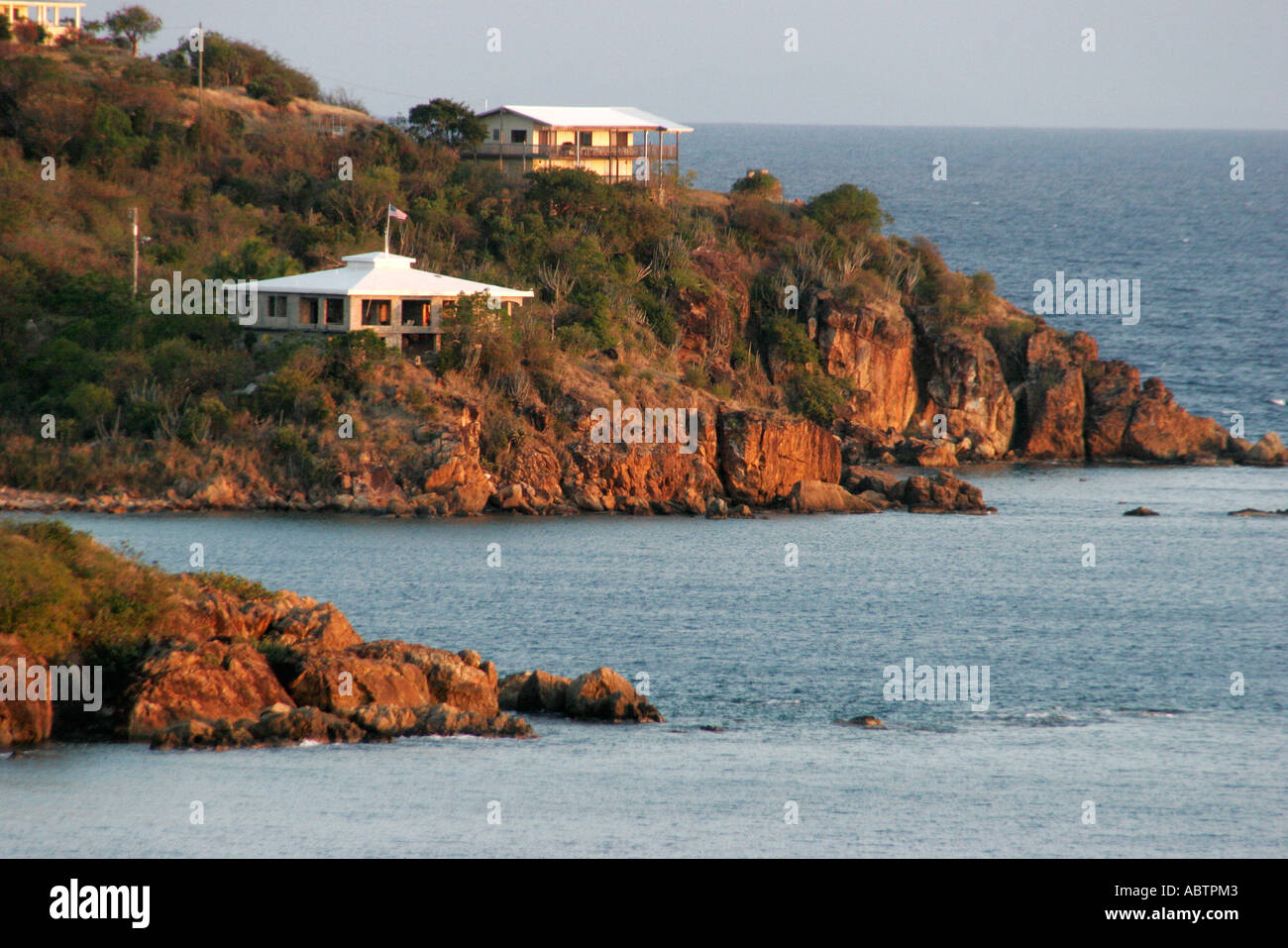 Îles Vierges,USVI,U.S.V.I.,eaux de la mer des Caraïbes eaux de l'océan Atlantique St. Thomas,Saint,West Gregerie Channel,Water Island,bateaux,voiliers,maisons,rocailleux Banque D'Images