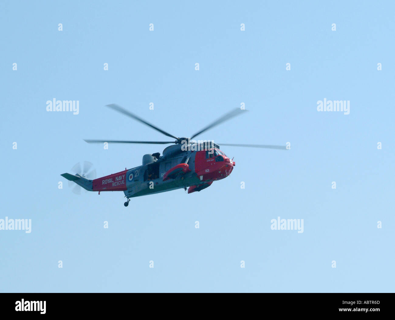 Sea King de la Marine royale d'hélicoptère de sauvetage sur la mer de l'air exercent sur St Ives Cornwall Banque D'Images