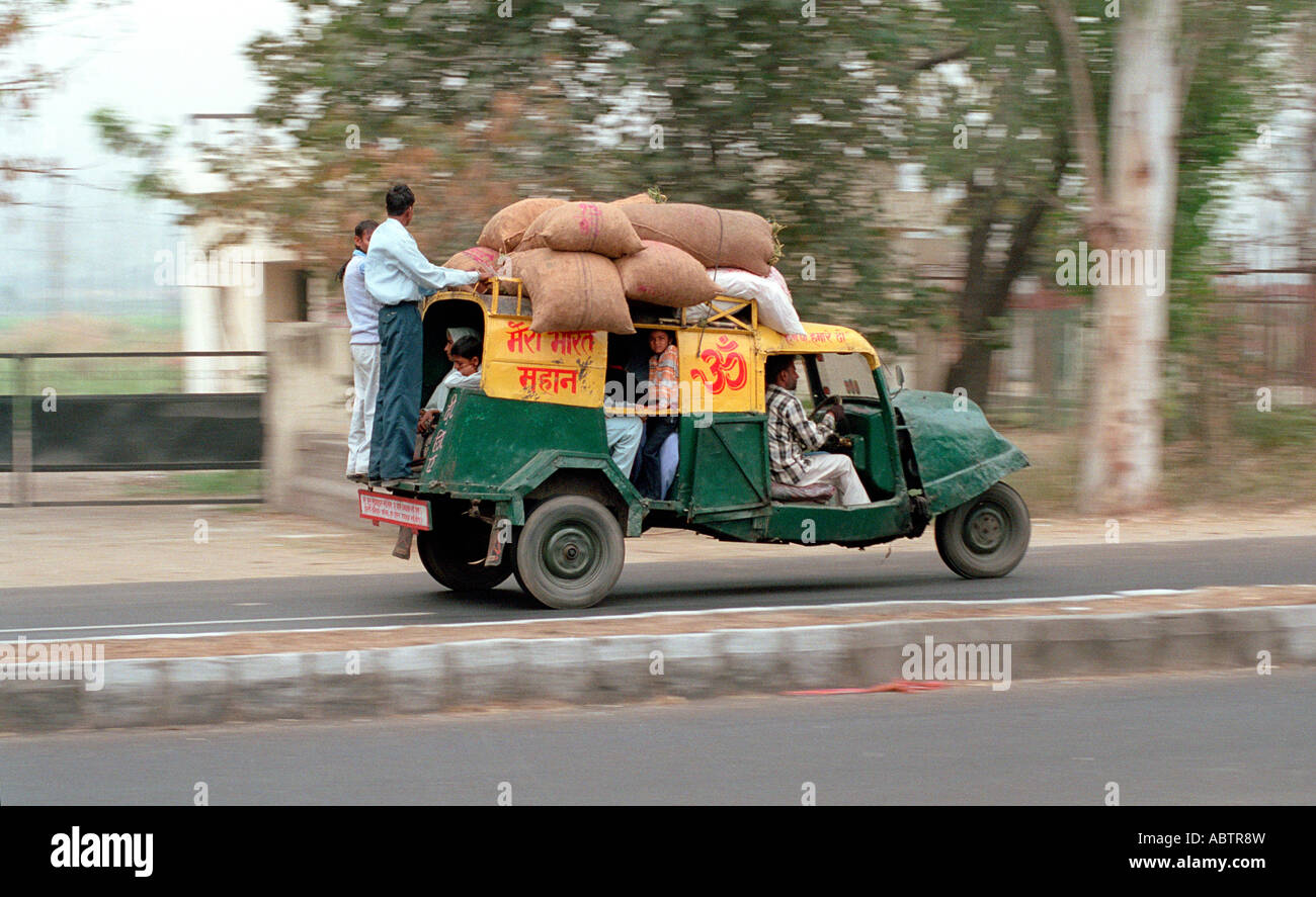 Auto-rickshaw surchargé en Inde Banque D'Images