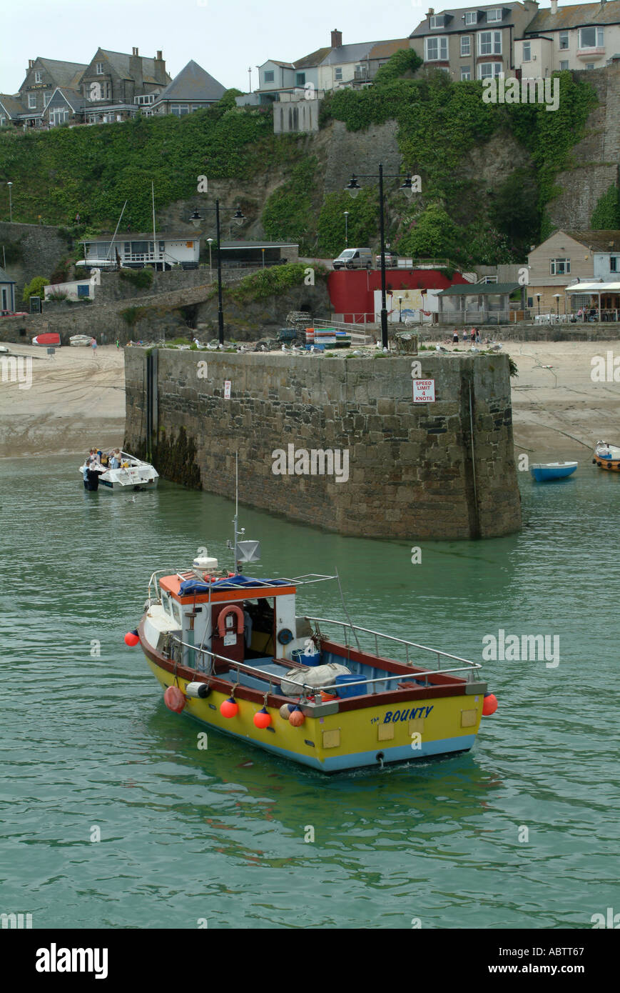 Bateau de pêche entrant au port de Newquay Cornwall England United Kingdom UK Banque D'Images