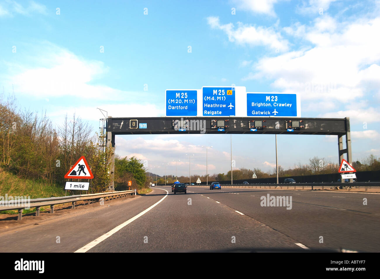 L''autoroute M25 se déplacer loin de la jonction 7 de la M23 vers la gauche vers la sortie 6 Godstone Banque D'Images