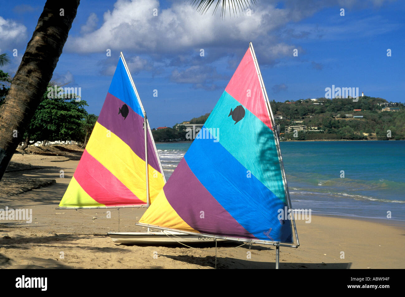 Plage des Caraïbes St Lucia beach deux voiliers colorés sur la plage déserte Banque D'Images