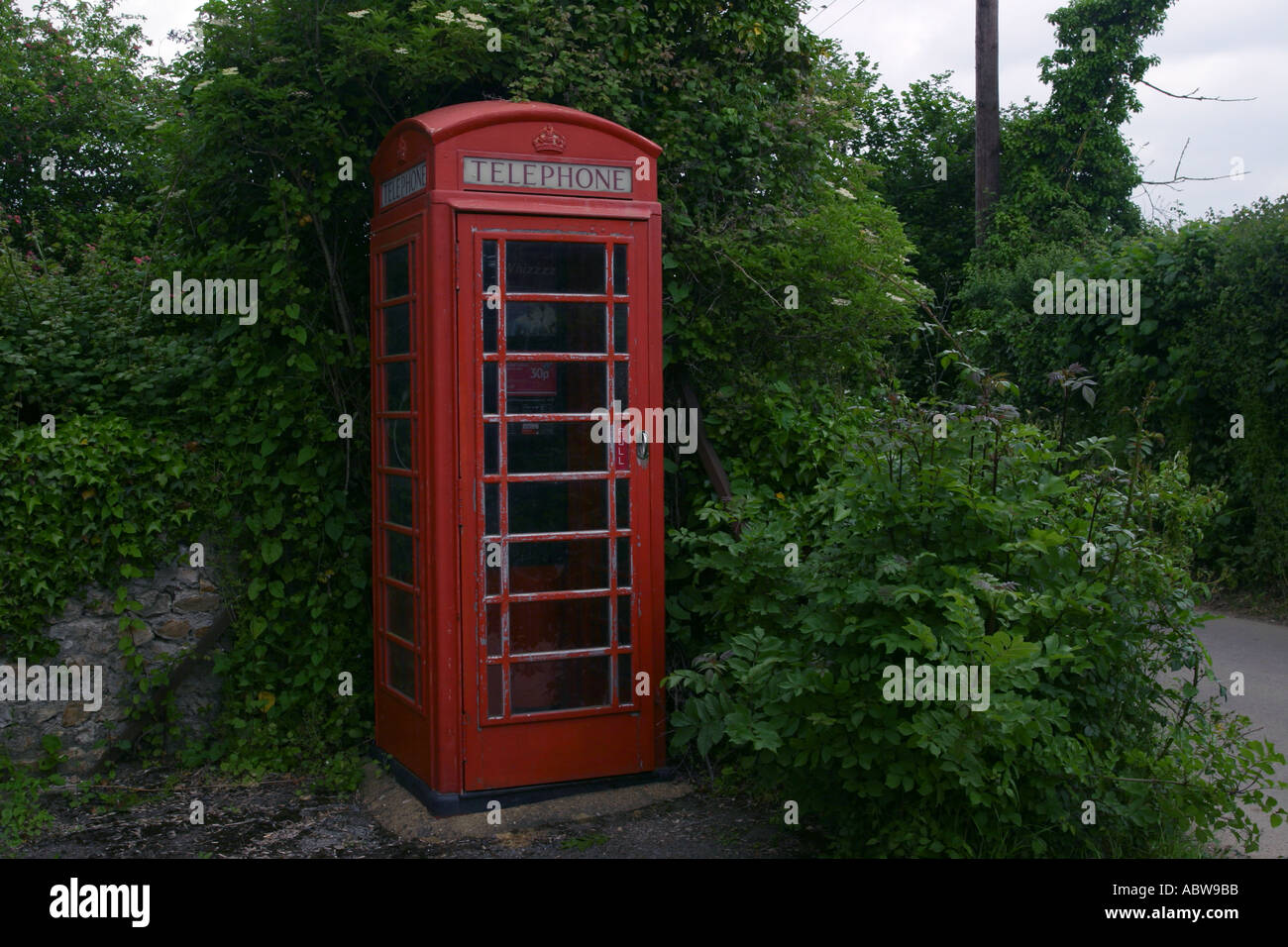 Une cabine téléphonique dans un chemin de campagne, Dorset, UK. Banque D'Images